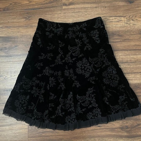 Le Chateau Black Velvet Skirt Floral‎ Embroidery Ruffle Trim Whimsygoth Fairy - Picture 7 of 7